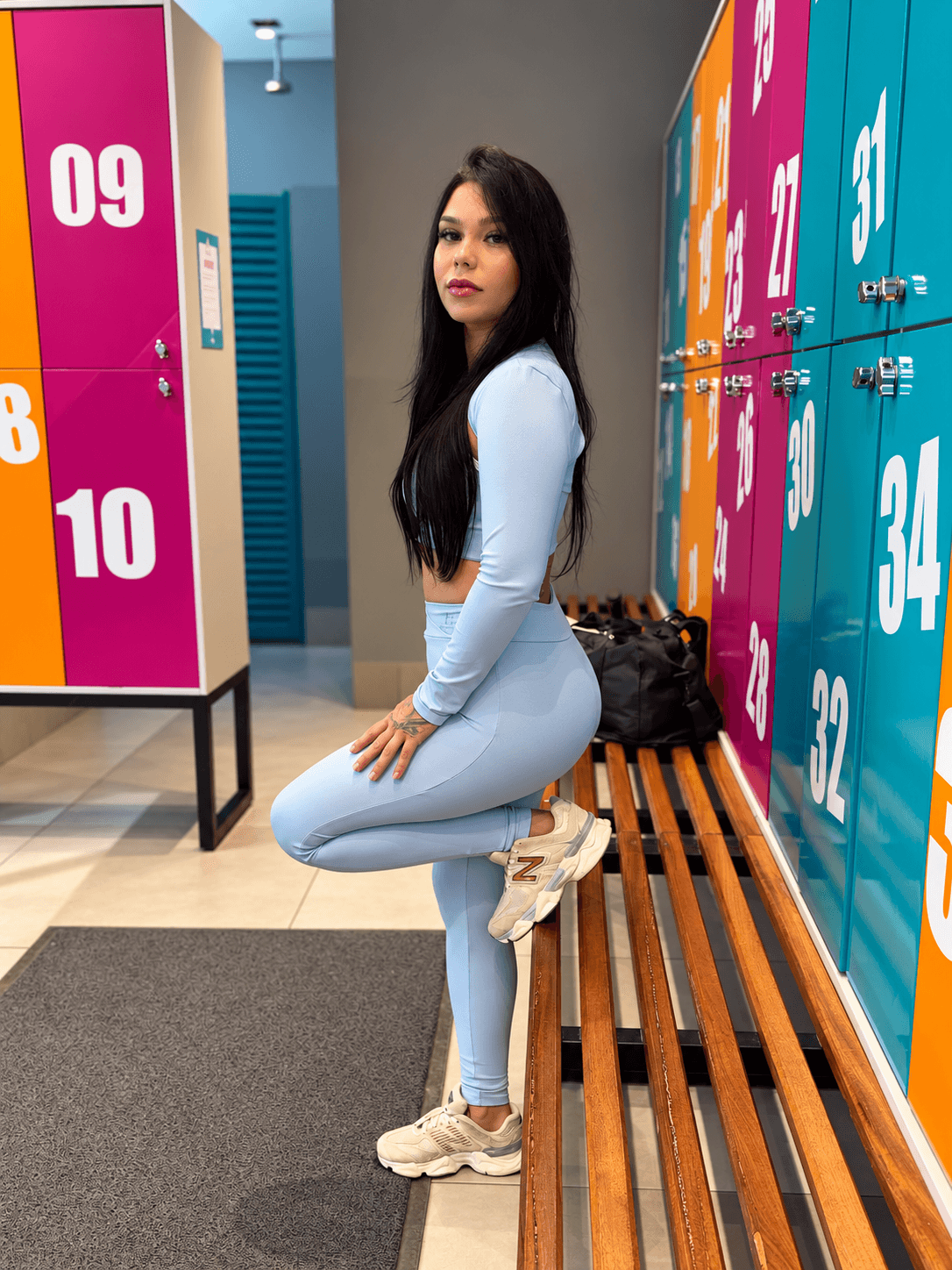 Modelo de Conjunto Zoe azul bebê nos armários da academia