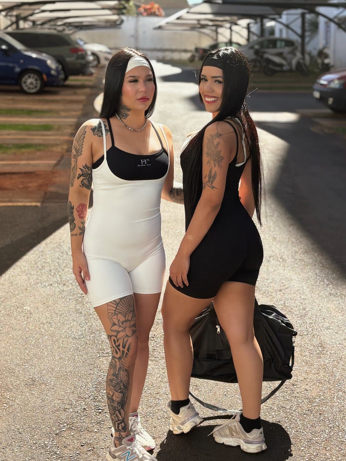 Duas modelos de Macaquinho Laura, off-white e preto