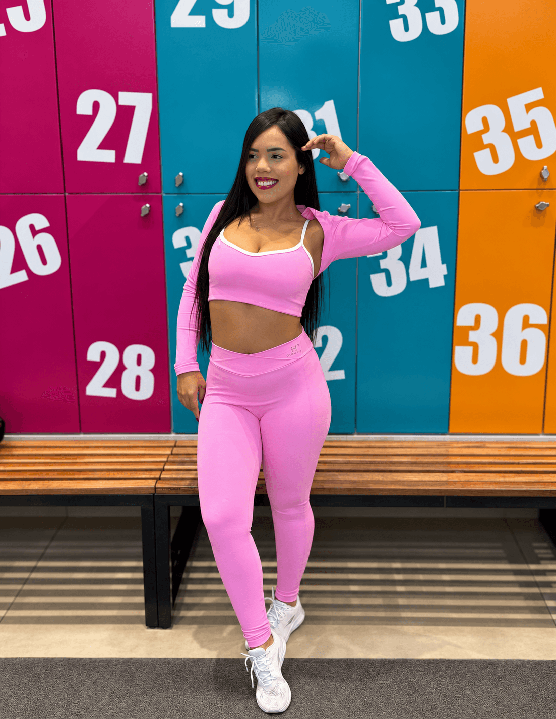 Modelo de Conjunto Zoe rosa nos armários da academia